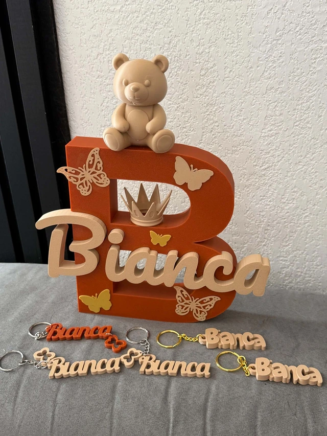 Photo réelle — lettre Bianca avec ourson, couronne, papillons et porte-clés
